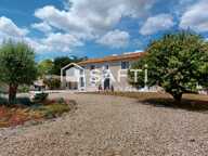 Maison charentaise rénovée avec piscine et dépendances — photo 2