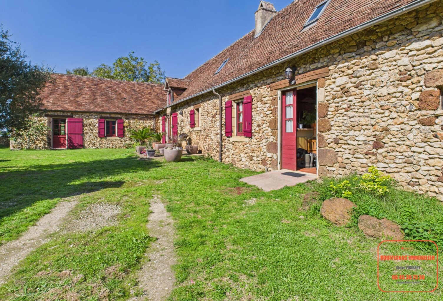 Belle Périgourdine aux pieds du château — photo 1