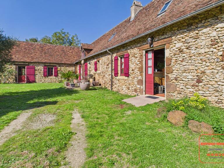 Belle Périgourdine aux pieds du château — photo 1