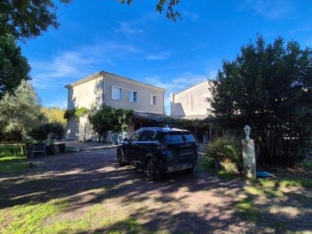 maison à étage de 130 m2 et 60m2 de véranda sur un joli terrain arboré de 1006 m2 avec une dépendance habitable — photo du bien