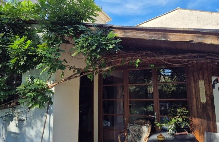 maison à étage de 130 m2 et 60m2 de véranda sur un joli terrain arboré de 1006 m2 avec une dépendance habitable — photo 2