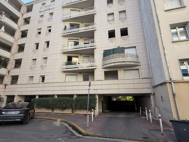 Box garage à louer   Rue Henri Cheneaux — photo du bien