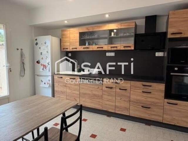 BAHO  Maison familiale 5 pièces de 133 m² avec garage, panneaux solaires et cheminée — photo du bien