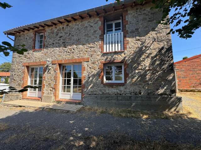 Maison en pierre  3 chambres  Terrain clos de 1 143 m² — photo du bien