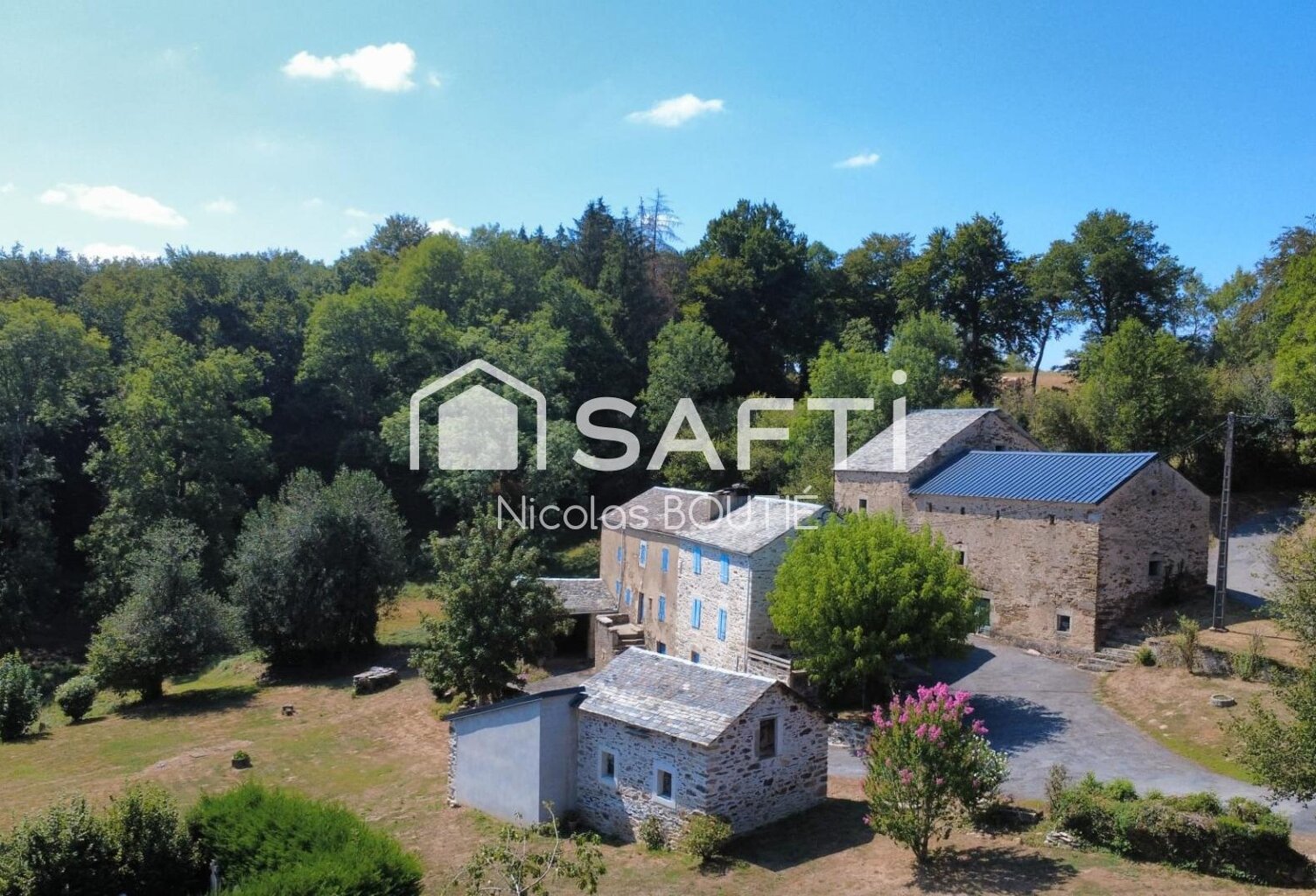 Ensemble immobilier deux habitations et dépendances — photo 1