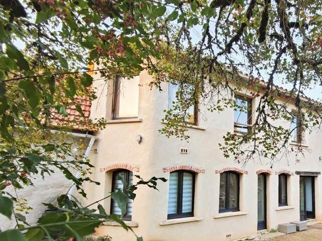 Maison en pierre de 8 pièces principales — photo du bien