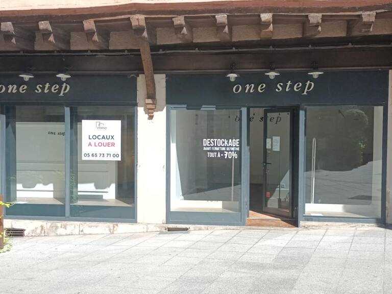 Commerce avec vitrines de 78.49 m² + Réserve — photo 1