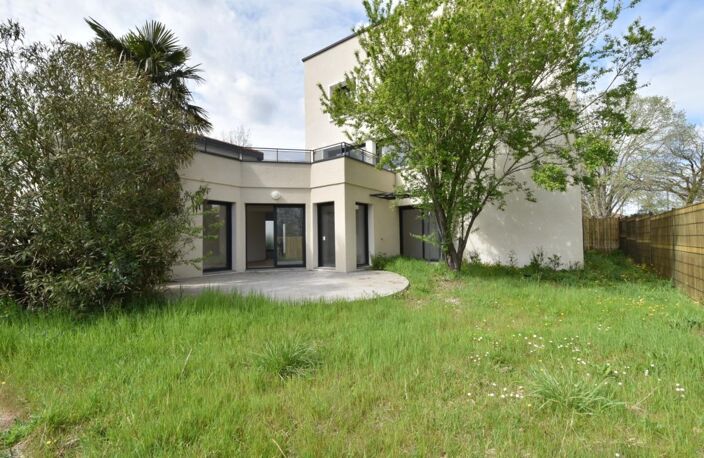 EXCLUSIVITE - Appartement T4 rez de jardin - Garage et parkings — photo 2