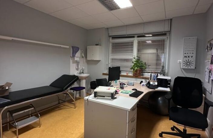 BEL EMPLACEMENT LOCAL / BUREAU A VENDRE DE 274M² AVEC PARKINGS — photo 3
