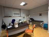 BEL EMPLACEMENT LOCAL / BUREAU A VENDRE DE 274M² AVEC PARKINGS — photo 4