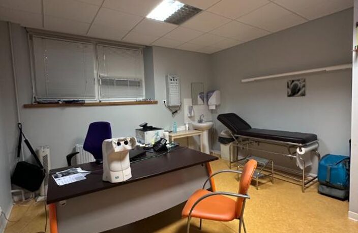 BEL EMPLACEMENT LOCAL / BUREAU A VENDRE DE 274M² AVEC PARKINGS — photo 4