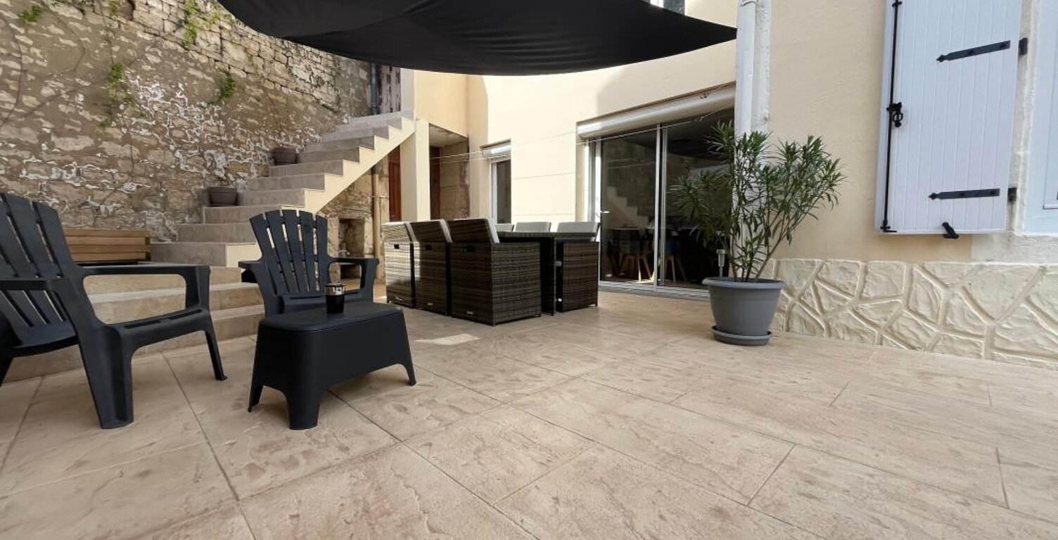 LUCON QUARTIER MARCHE COUVERT ET PISCINE MAISON DE CARACTERE BOURREE DE CHARME AVEC ANNEXES ET PATIO — photo 1