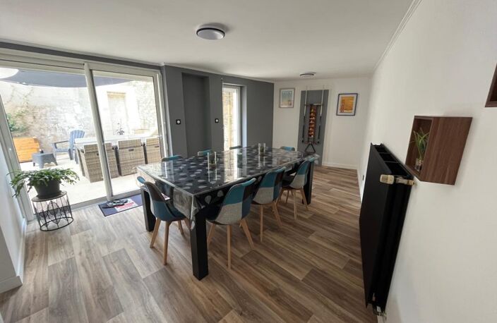 LUCON QUARTIER MARCHE COUVERT ET PISCINE MAISON DE CARACTERE BOURREE DE CHARME AVEC ANNEXES ET PATIO — photo 5