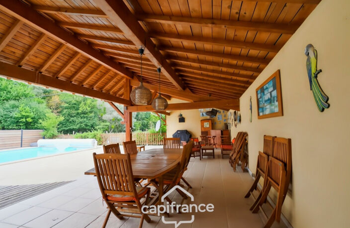 Maison en pierre au calme avec piscine, 5 chambres et plus de 1,6 hectare de terrain - Proche Lons-le-Saunier (39000) — photo 2