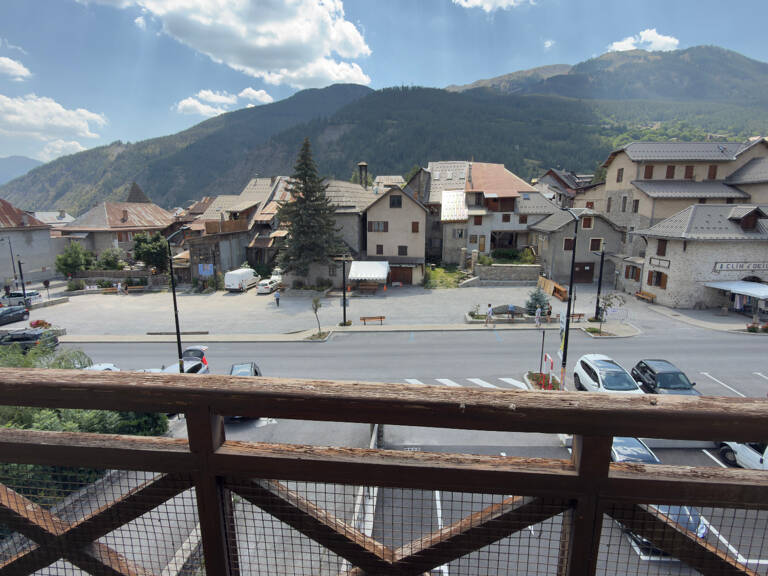 Duplex 102m2 rénové - 5 pièces - 3 chambres - balcon avec vue montagnes - proximité stations de ski — photo 1