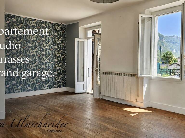 Au cœur du village de Chindrieux (73) – Ensemble immobilier avec appartement d'env. 134 m² à rénover, studio d'env. 32 m² rénové et grand garage — photo 1