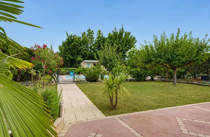Laissez-vous séduire par cette villa de caractère — photo 2