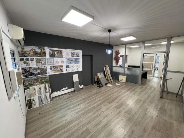 À Saint-Denis, à louer Local Professionnel de 128 m2 pour 3 — photo du bien