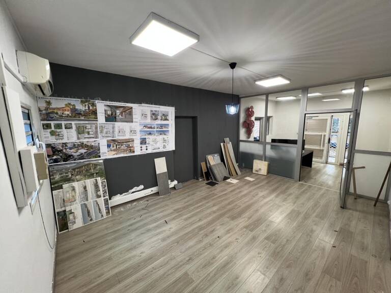 À Saint-Denis, à louer Local Professionnel de 128m2 pour 450 — photo 1