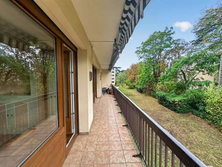 Appartement traversant avec balcon, cave et garage — photo 1
