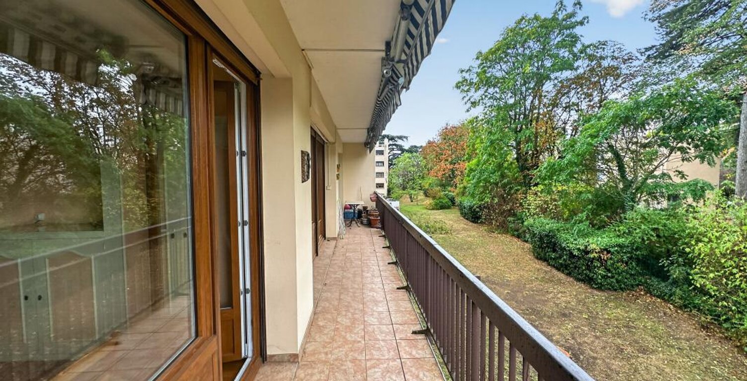 Appartement traversant avec balcon, cave et garage — photo 1