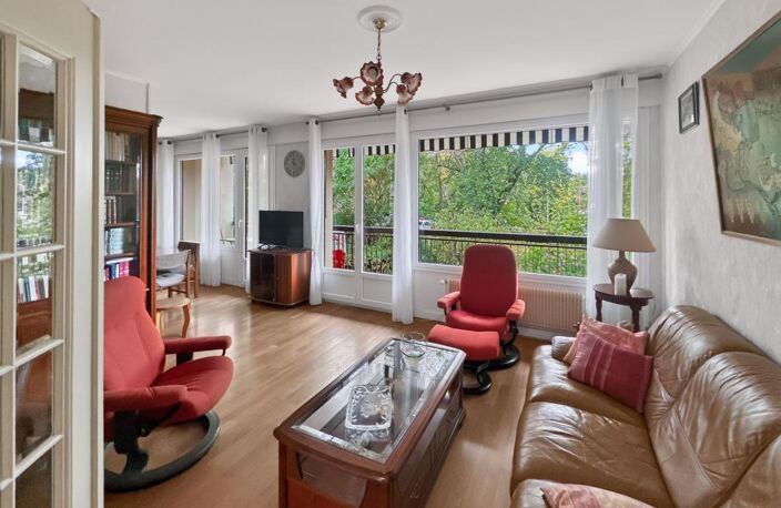 Appartement traversant avec balcon, cave et garage — photo 2