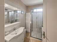 Appartement traversant avec balcon, cave et garage — photo 4