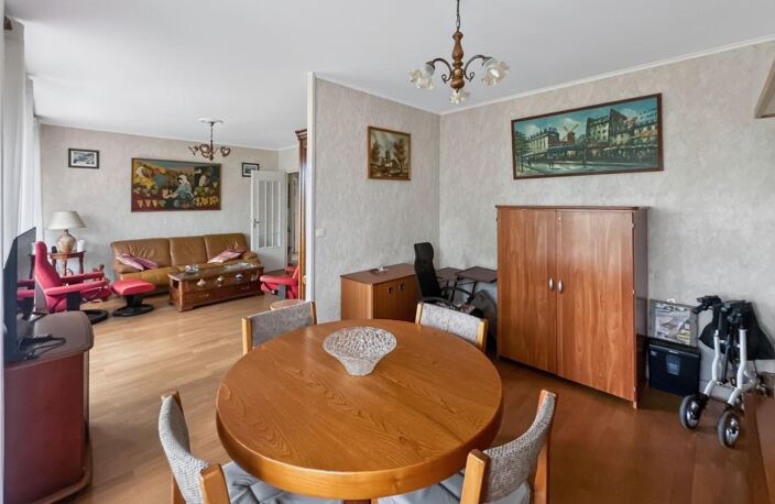 Appartement traversant avec balcon, cave et garage — photo 5