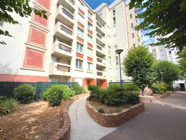 Face à la Mairie d'Épinay-sur-Seine – Grand T1 bis avec balcon — photo du bien