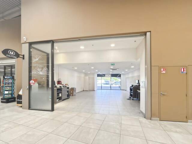 À LOUER — Local commercial de 64 m² à Saint-Pryvé-Saint-Mesmin — photo du bien