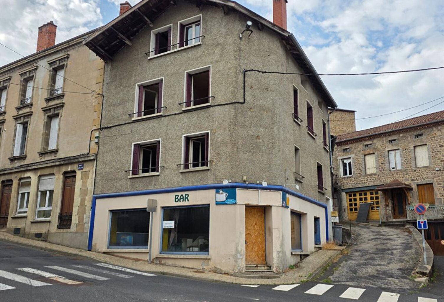 Dunières 43220 idéalement situé en plein centre du village proche des commodités Immeuble élevé sur caves sur trois niveaux plus combles aménageables à rénover en totalité environ 202m² habitables — photo 1