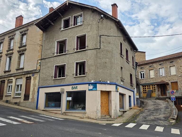 Dunières 43220 idéalement situé en plein centre du village proche des commodités Immeuble élevé sur caves sur trois niveaux plus combles aménageables à rénover en totalité environ 202m² habitables — photo 1