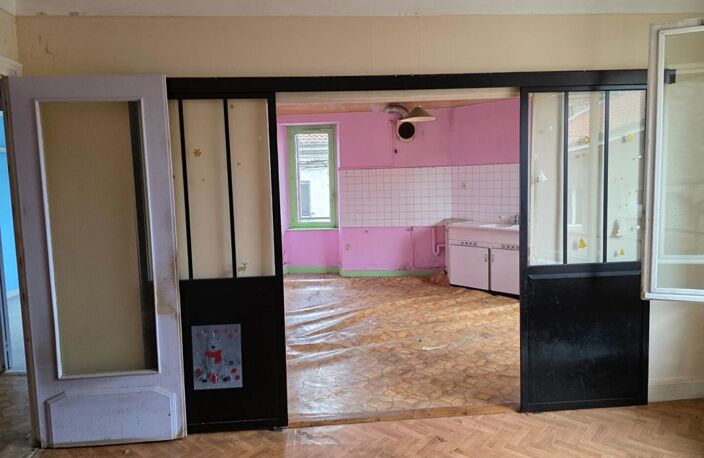 Dunières 43220 idéalement situé en plein centre du village proche des commodités Immeuble élevé sur caves sur trois niveaux plus combles aménageables à rénover en totalité environ 202m² habitables — photo 2