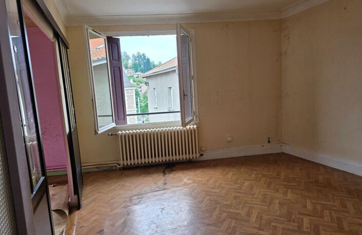 Dunières 43220 idéalement situé en plein centre du village proche des commodités Immeuble élevé sur caves sur trois niveaux plus combles aménageables à rénover en totalité environ 202m² habitables — photo 3