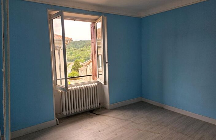 Dunières 43220 idéalement situé en plein centre du village proche des commodités Immeuble élevé sur caves sur trois niveaux plus combles aménageables à rénover en totalité environ 202m² habitables — photo 4