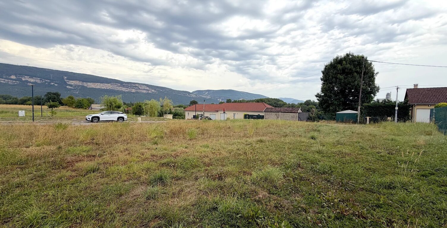 Terrain 650 m² - MONTALIEU-VERCIEU centre — photo 1
