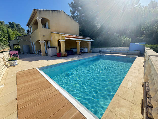 À vendre à Aups   Superbe villa récente avec piscine — photo du bien