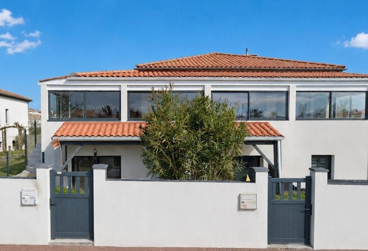 Située à Saint-Sulpice-de-Royan (17200), cette maison se démarque par son emplacement idéal, — photo 1