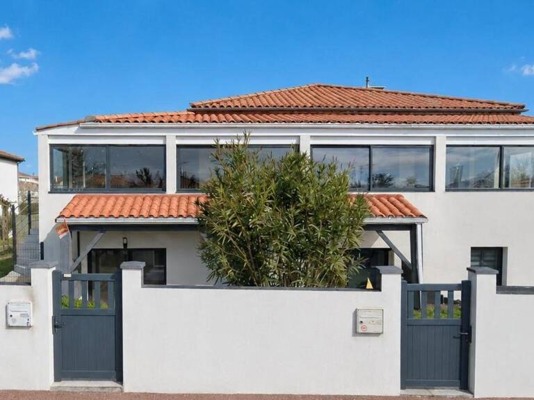 Située à Saint-Sulpice-de-Royan (17200), cette maison se démarque par son emplacement idéal, — photo 1