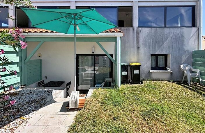 Située à Saint-Sulpice-de-Royan (17200), cette maison se démarque par son emplacement idéal, — photo 2