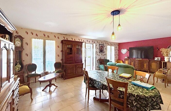 Située à Saint-Sulpice-de-Royan (17200), cette maison se démarque par son emplacement idéal, — photo 4