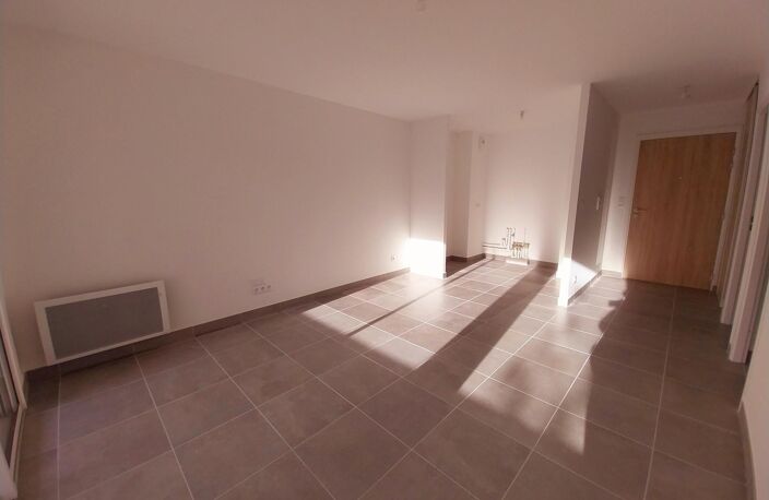 Appartement F2  neuf, terrasse et parkings — photo 2