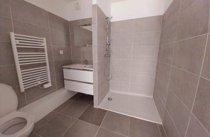 Appartement F2  neuf, terrasse et parkings — photo 4