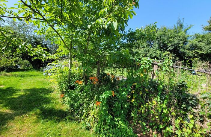 Maison T3 de 93m² et grange attenante d'une surface environ de 155m2, comprenant notamment une cuisine ouverte sur une salle à manger, une salle d'eau, une grande pièce, deux chambres, dortoirs de 10 couchages, un WC indépendant. — photo 2