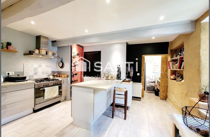 Maison T3 de 93m² et grange attenante d'une surface environ de 155m2, comprenant notamment une cuisine ouverte sur une salle à manger, une salle d'eau, une grande pièce, deux chambres, dortoirs de 10 couchages, un WC indépendant. — photo 4