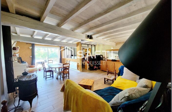 Maison T3 de 93m² et grange attenante d'une surface environ de 155m2, comprenant notamment une cuisine ouverte sur une salle à manger, une salle d'eau, une grande pièce, deux chambres, dortoirs de 10 couchages, un WC indépendant. — photo 5