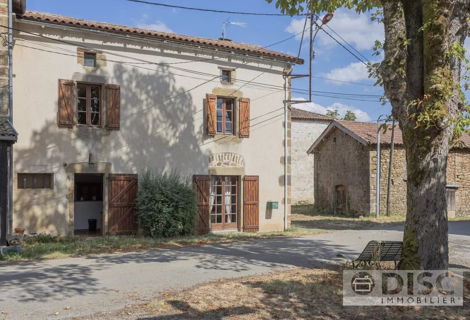 Belle maison de village avec jardinet et terrasse couverte. — photo 1