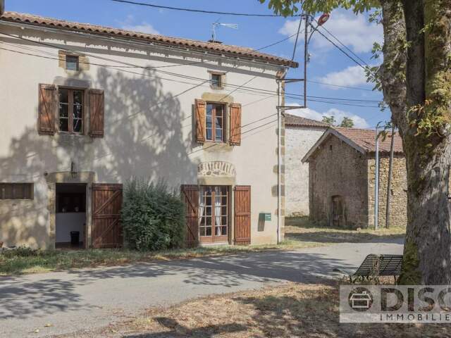 Belle maison de village avec jardinet et terrasse couverte. — photo du bien