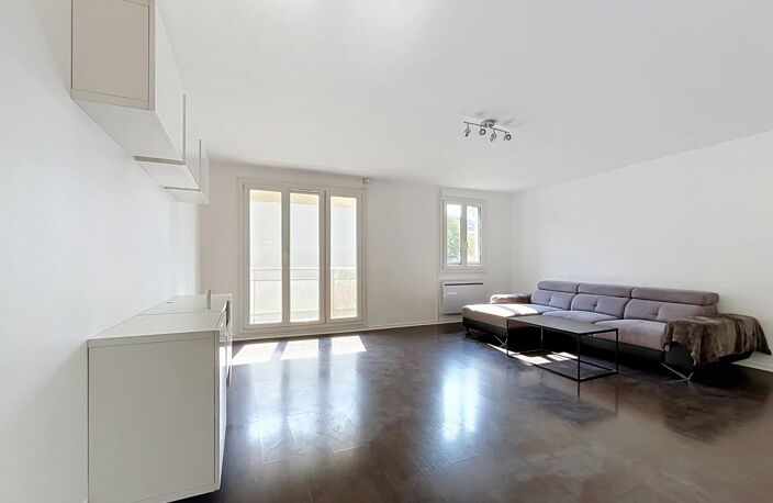 À vendre - Grand 2 pièces d'environ 56 m' avec balcon et box à Limeil-Brévannes — photo 2