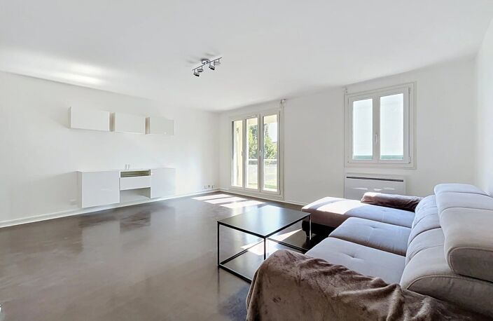 À vendre - Grand 2 pièces d'environ 56 m' avec balcon et box à Limeil-Brévannes — photo 4